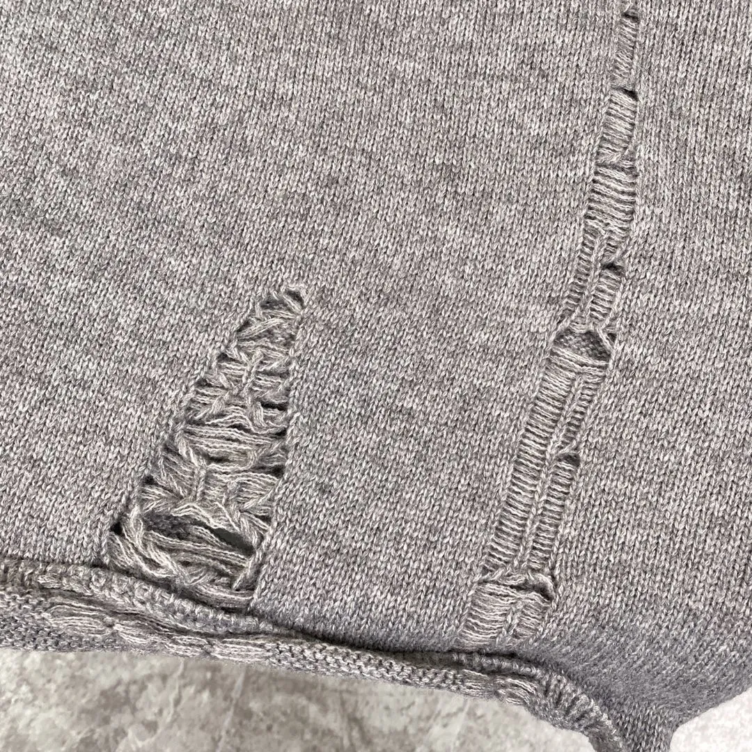 P240 Chrome Hearts CH Chrome Hearts Embroidered Disk Sanskrit Cross Hole Knitted Sweater Pullover. It’s a very popular style. It’s the same style for men and women. It’s matched with black and white. It looks great in real life. It looks good on the upper body. It looks good in daily wear. It’s even better when taking photos. It’s hard not to buy it. Buy it for me!!! Believe me, no one can refuse such a machine-length Chrome Hearts jacket. The version has been expanded based on the old version. The upper body is loose and stylish, and the hem is expanded to a casual design. Fat people look extremely slim, thin people have limited height and high-end. Ten thousand yuan ZP printing, 1:1 perfect restoration, looks good when worn alone or stacked, can be easily controlled by both men and women. If you care more about quality, you must also respect the price. It is completely different from the thin see-through bottoms and junk products on the market that pill when worn. If the style makes you shine at a glance, then quality is what you should pay more attention to. Compared with price, we focus on quality. Customers who have received my products all know it. ️️️ Sweaters on the market are generally made of bract core yarn. We use modal. The advantages over core-spun yarn are very intuitive: high cost, high price, high density, relatively expensive for developers, and let us make a lot less money. In addition, it is delicate, has no scum on the upper body, resists pilling, and is high-end. We are conscientious sellers and do not use core-spun yarn. Apart from being cheap, core-spun yarn is really useless. It shrinks, pills, hooks, and makes people pierced. He is proficient in everything. It is 2024. Who doesn’t want to look decent when they go out? Quality determines the upper body effect. No matter how bad the quality, the best style is still the temperament of the urban-rural fringe. We only do long-term business. Quality determines character. Take it back and wear it with confidence and wash it. The quality of the pattern will definitely make your eyes shine. We only make the right version of high quality. We make high-end hard goods. Reject junk goods and reject fast food. Conscientious quality and conscientious price. You deserve it!  Color: Black Beige Gray Size: S M L